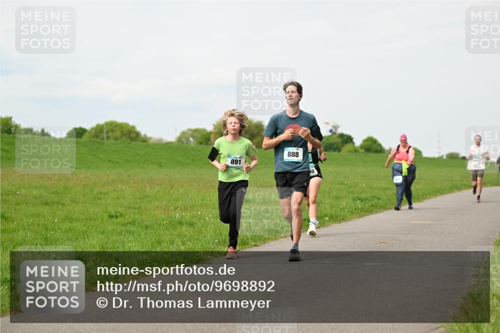 10.05.2026 - 8. Wedeler Halbmarathon Dr. Thomas Lammeyer http://msf.ph/oto/9698892 10.05.2026 11:35:07 Laufen 891, 888 meine-sportfotos.de