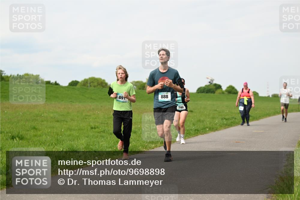 10.05.2026 - 8. Wedeler Halbmarathon Dr. Thomas Lammeyer http://msf.ph/oto/9698898 10.05.2026 11:35:08 Laufen 891, 888, 740 meine-sportfotos.de
