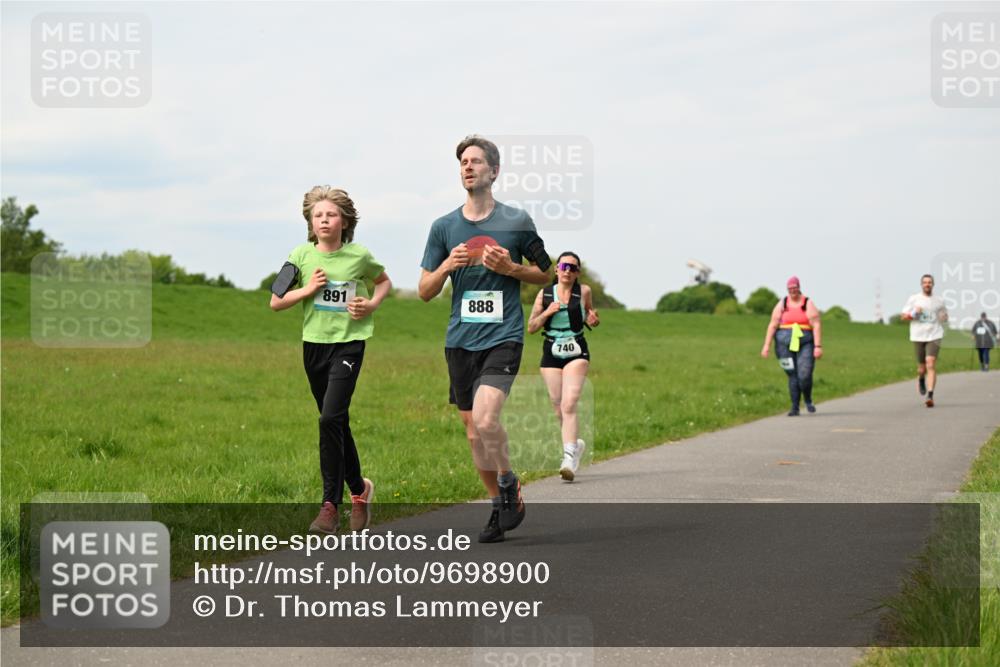 10.05.2026 - 8. Wedeler Halbmarathon Dr. Thomas Lammeyer http://msf.ph/oto/9698900 10.05.2026 11:35:08 Laufen 891, 888, 740 meine-sportfotos.de
