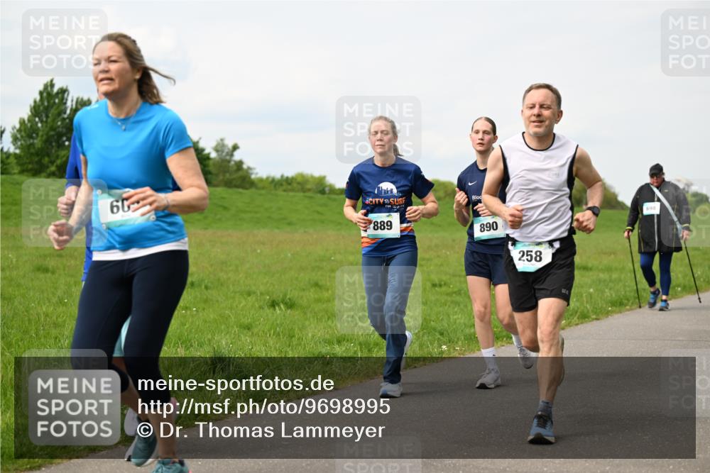 10.05.2026 - 8. Wedeler Halbmarathon Dr. Thomas Lammeyer http://msf.ph/oto/9698995 10.05.2026 11:35:39 Laufen 889, 890, 258, 698 meine-sportfotos.de