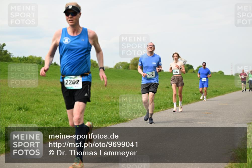 10.05.2026 - 8. Wedeler Halbmarathon Dr. Thomas Lammeyer http://msf.ph/oto/9699041 10.05.2026 11:35:49 Laufen 2202, 172, 1007, 2180 meine-sportfotos.de