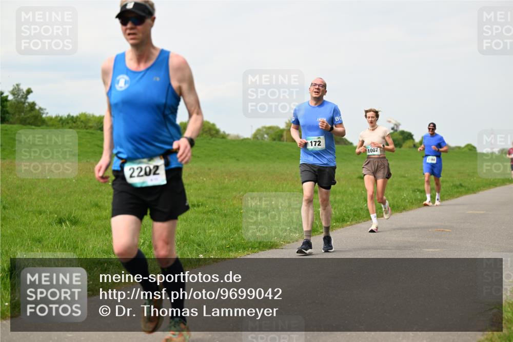 10.05.2026 - 8. Wedeler Halbmarathon Dr. Thomas Lammeyer http://msf.ph/oto/9699042 10.05.2026 11:35:49 Laufen 2202, 172, 1007, 2180 meine-sportfotos.de