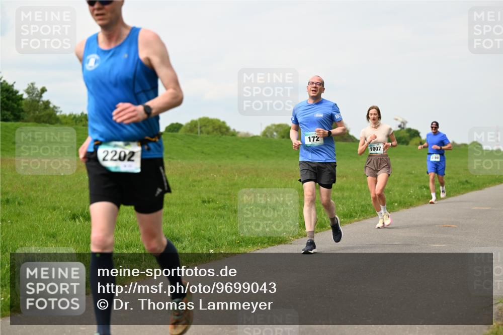 10.05.2026 - 8. Wedeler Halbmarathon Dr. Thomas Lammeyer http://msf.ph/oto/9699043 10.05.2026 11:35:49 Laufen 2202, 172, 1007, 2180 meine-sportfotos.de
