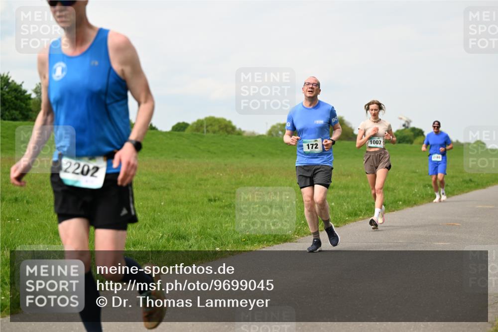 10.05.2026 - 8. Wedeler Halbmarathon Dr. Thomas Lammeyer http://msf.ph/oto/9699045 10.05.2026 11:35:49 Laufen 2202, 172, 1007, 2180 meine-sportfotos.de