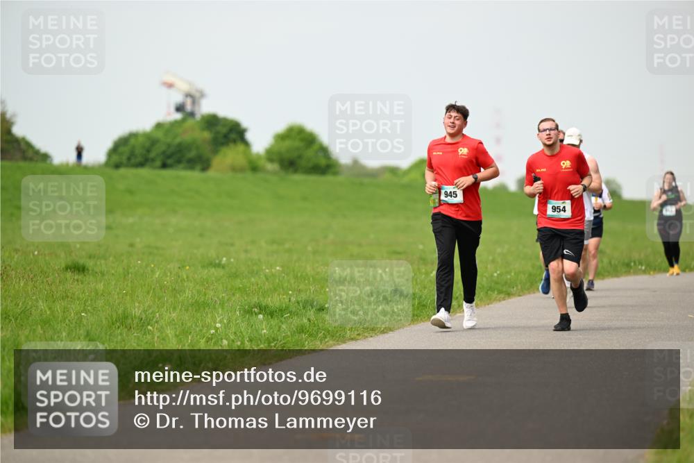 10.05.2026 - 8. Wedeler Halbmarathon Dr. Thomas Lammeyer http://msf.ph/oto/9699116 10.05.2026 11:36:04 Laufen 945, 954 meine-sportfotos.de