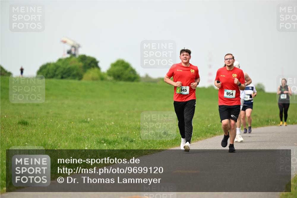 10.05.2026 - 8. Wedeler Halbmarathon Dr. Thomas Lammeyer http://msf.ph/oto/9699120 10.05.2026 11:36:04 Laufen 945, 954 meine-sportfotos.de