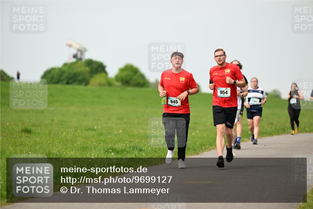 10.05.2026 - 8. Wedeler Halbmarathon Dr. Thomas Lammeyer http://msf.ph/oto/9699127 10.05.2026 11:36:05 Laufen 945, 954 meine-sportfotos.de