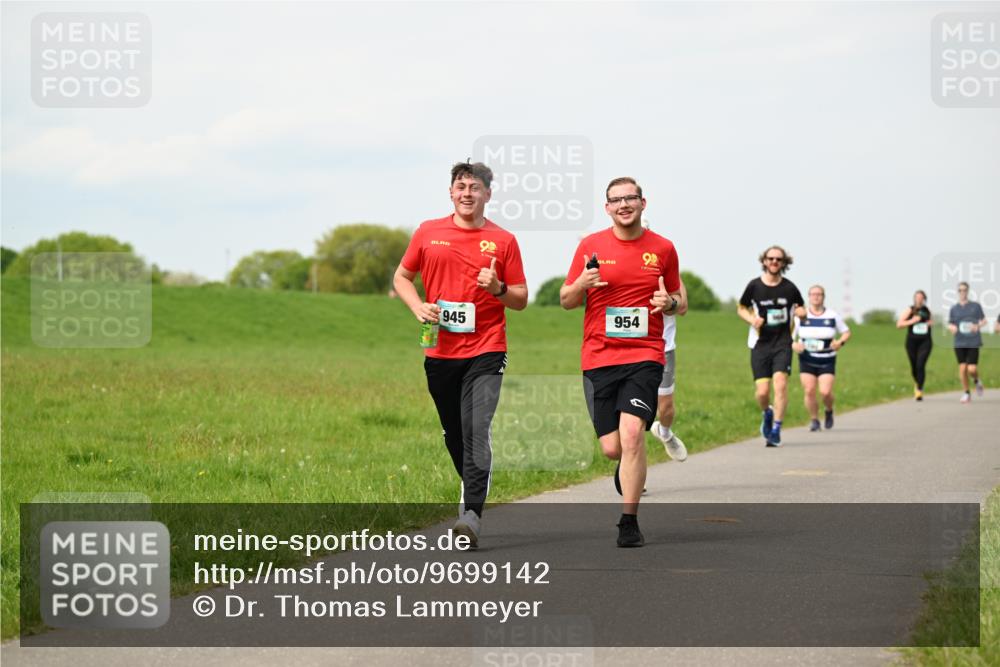 10.05.2026 - 8. Wedeler Halbmarathon Dr. Thomas Lammeyer http://msf.ph/oto/9699142 10.05.2026 11:36:09 Laufen 945, 954 meine-sportfotos.de