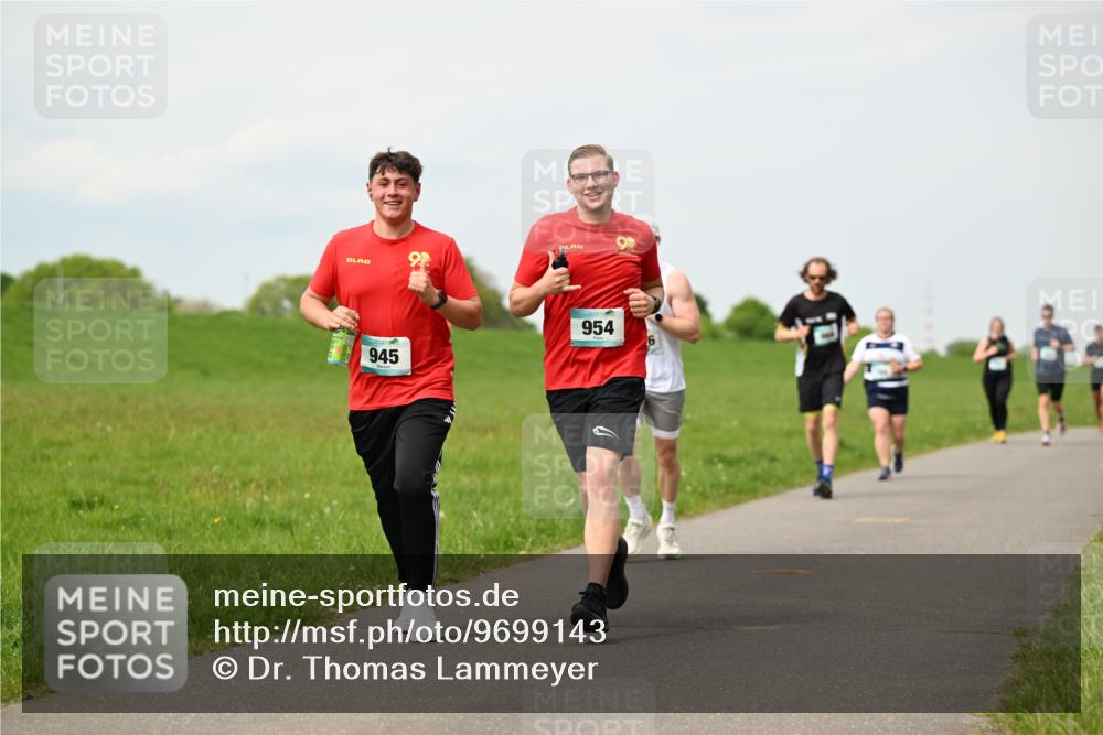 10.05.2026 - 8. Wedeler Halbmarathon Dr. Thomas Lammeyer http://msf.ph/oto/9699143 10.05.2026 11:36:10 Laufen 945, 954 meine-sportfotos.de