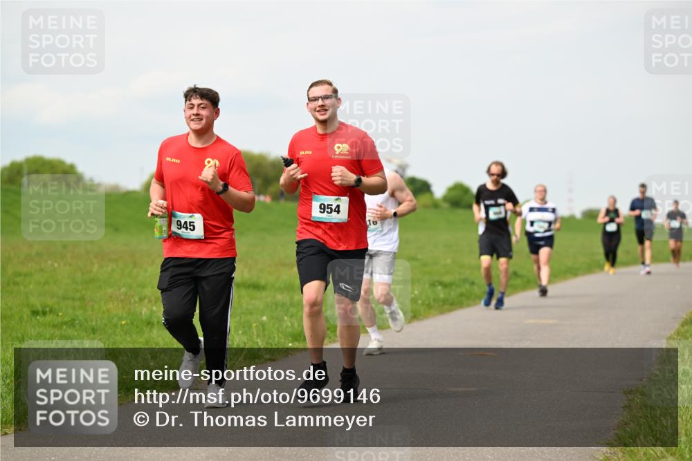 10.05.2026 - 8. Wedeler Halbmarathon Dr. Thomas Lammeyer http://msf.ph/oto/9699146 10.05.2026 11:36:10 Laufen 945, 954 meine-sportfotos.de