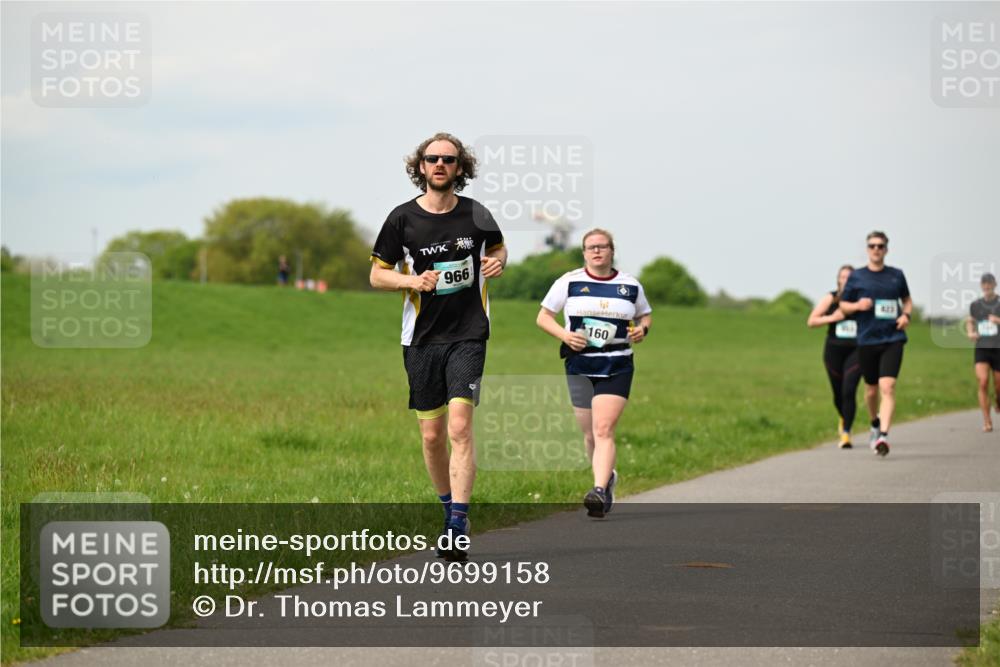 10.05.2026 - 8. Wedeler Halbmarathon Dr. Thomas Lammeyer http://msf.ph/oto/9699158 10.05.2026 11:36:14 Laufen 966, 160 meine-sportfotos.de