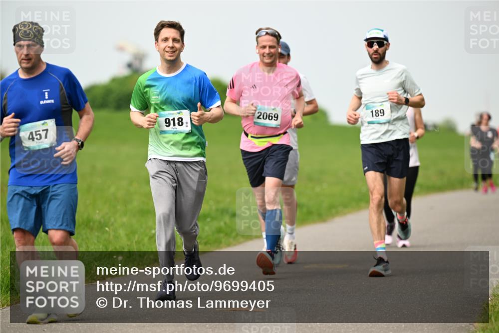 10.05.2026 - 8. Wedeler Halbmarathon Dr. Thomas Lammeyer http://msf.ph/oto/9699405 10.05.2026 11:37:05 Laufen 918, 2069, 457, 189 meine-sportfotos.de