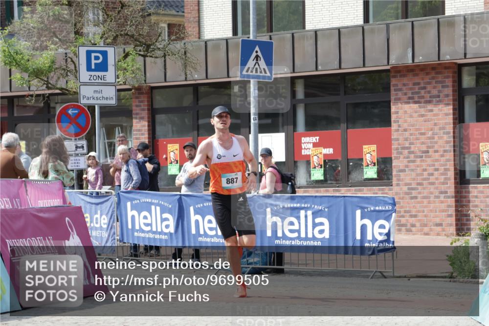 10.05.2026 - 8. Wedeler Halbmarathon Yannick Fuchs http://msf.ph/oto/9699505 10.05.2026 11:14:03 Ziel 887 meine-sportfotos.de