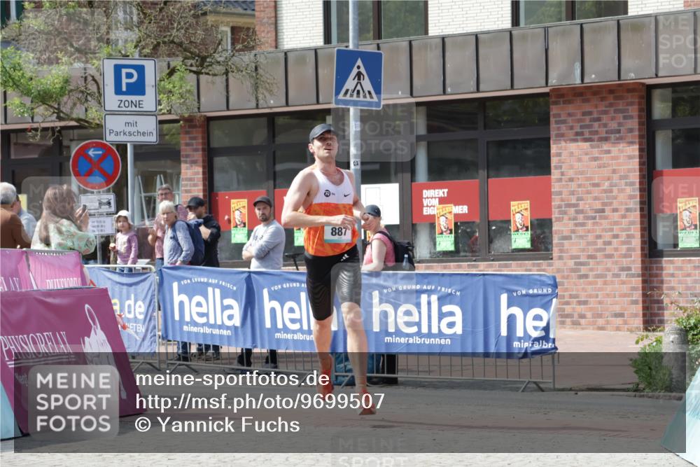 10.05.2026 - 8. Wedeler Halbmarathon Yannick Fuchs http://msf.ph/oto/9699507 10.05.2026 11:14:03 Ziel 887 meine-sportfotos.de