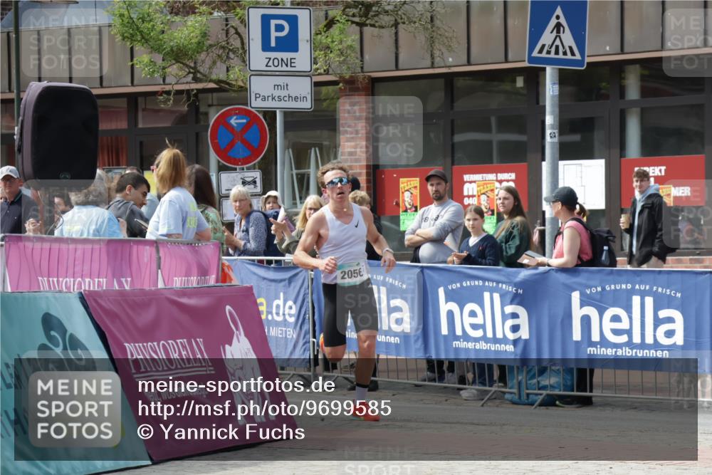 10.05.2026 - 8. Wedeler Halbmarathon Yannick Fuchs http://msf.ph/oto/9699585 10.05.2026 11:16:25 Ziel 2056 meine-sportfotos.de