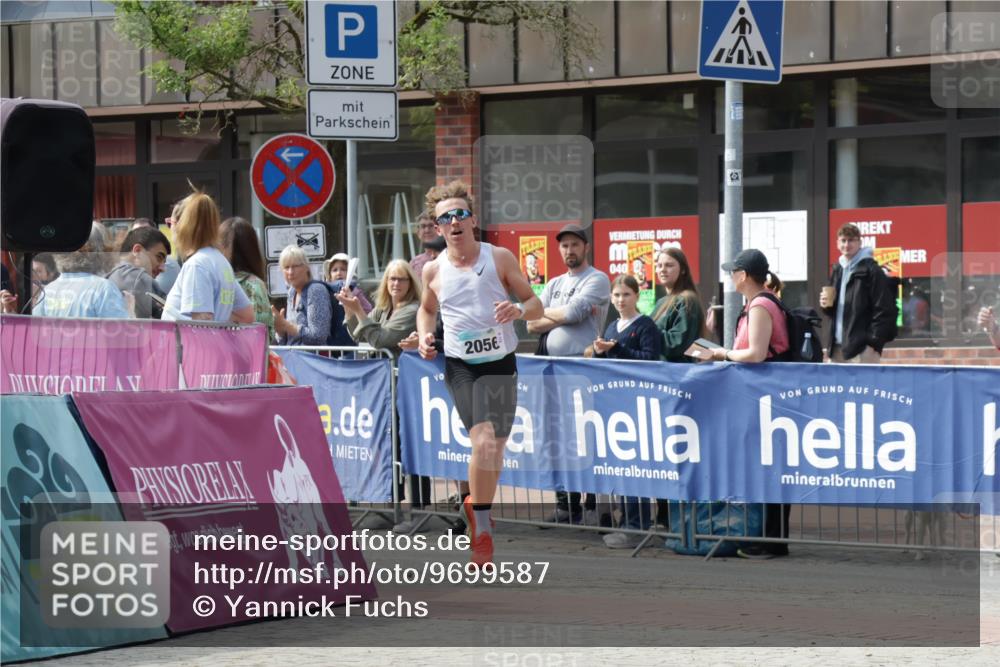 10.05.2026 - 8. Wedeler Halbmarathon Yannick Fuchs http://msf.ph/oto/9699587 10.05.2026 11:16:25 Ziel 2056 meine-sportfotos.de