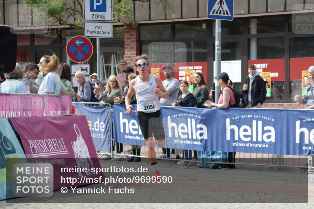 10.05.2026 - 8. Wedeler Halbmarathon Yannick Fuchs http://msf.ph/oto/9699590 10.05.2026 11:16:25 Ziel 2056 meine-sportfotos.de