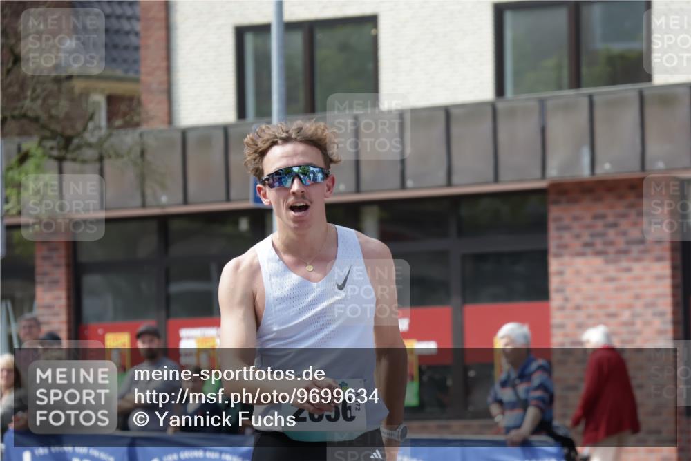 10.05.2026 - 8. Wedeler Halbmarathon Yannick Fuchs http://msf.ph/oto/9699634 10.05.2026 11:16:30 Ziel 2056 meine-sportfotos.de