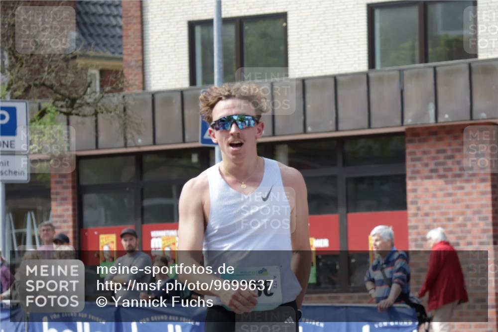 10.05.2026 - 8. Wedeler Halbmarathon Yannick Fuchs http://msf.ph/oto/9699637 10.05.2026 11:16:30 Ziel 2056 meine-sportfotos.de