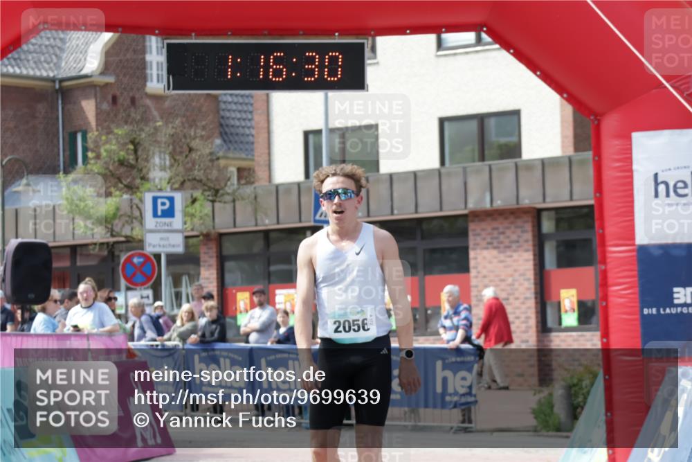 10.05.2026 - 8. Wedeler Halbmarathon Yannick Fuchs http://msf.ph/oto/9699639 10.05.2026 11:16:30 Ziel 2056 meine-sportfotos.de