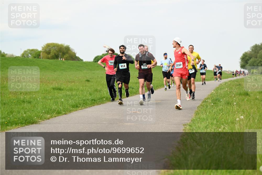 10.05.2026 - 8. Wedeler Halbmarathon Dr. Thomas Lammeyer http://msf.ph/oto/9699652 10.05.2026 11:37:50 Laufen 102, 914, 719, 2237, 2108, 370 meine-sportfotos.de