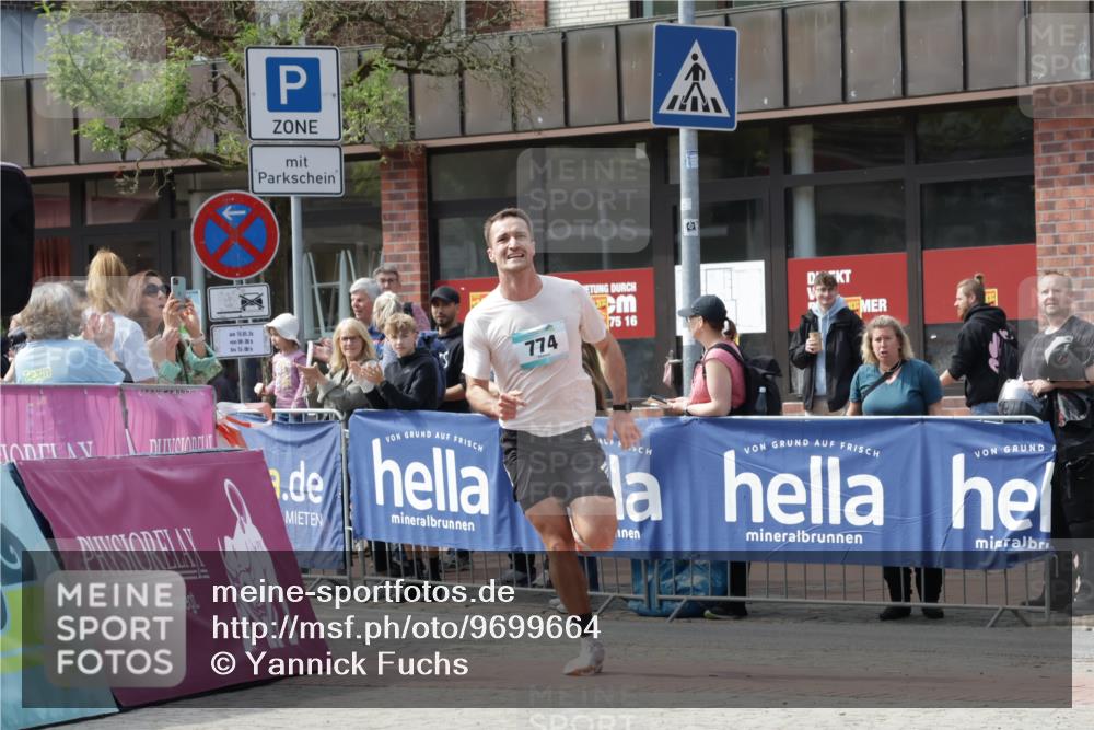 10.05.2026 - 8. Wedeler Halbmarathon Yannick Fuchs http://msf.ph/oto/9699664 10.05.2026 11:17:49 Ziel 774 meine-sportfotos.de