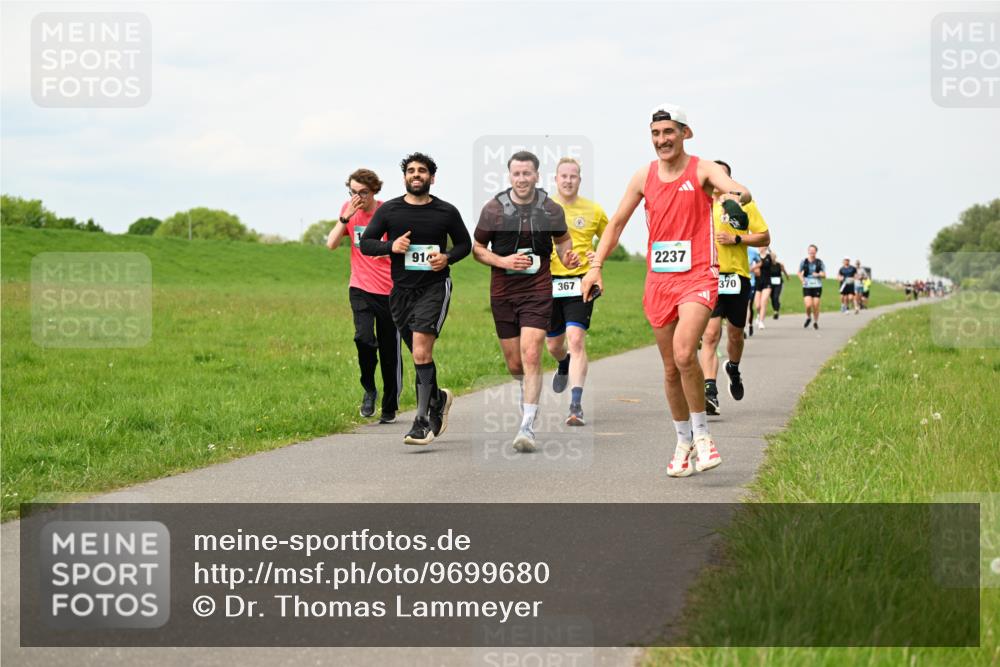 10.05.2026 - 8. Wedeler Halbmarathon Dr. Thomas Lammeyer http://msf.ph/oto/9699680 10.05.2026 11:37:52 Laufen 367, 2237, 370 meine-sportfotos.de