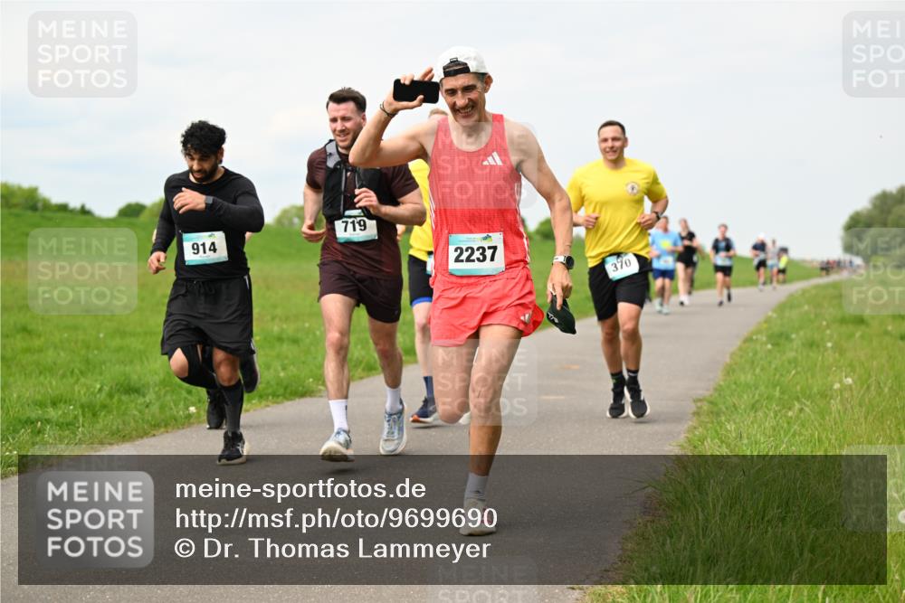 10.05.2026 - 8. Wedeler Halbmarathon Dr. Thomas Lammeyer http://msf.ph/oto/9699690 10.05.2026 11:37:53 Laufen 719, 914, 2237, 370 meine-sportfotos.de