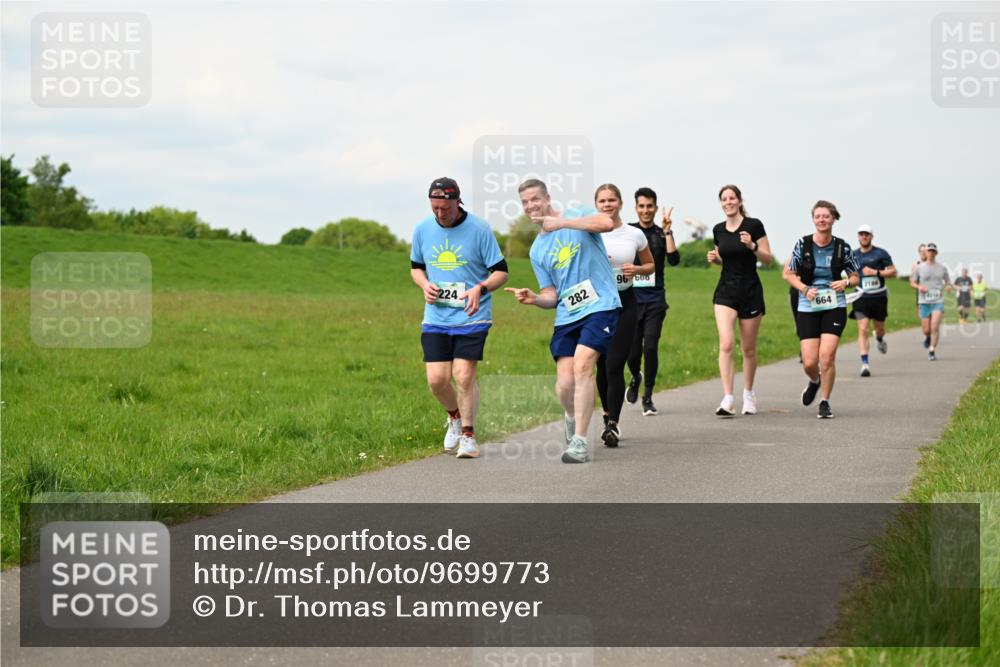 10.05.2026 - 8. Wedeler Halbmarathon Dr. Thomas Lammeyer http://msf.ph/oto/9699773 10.05.2026 11:38:03 Laufen 224, 282, 666, 664, 2106 meine-sportfotos.de