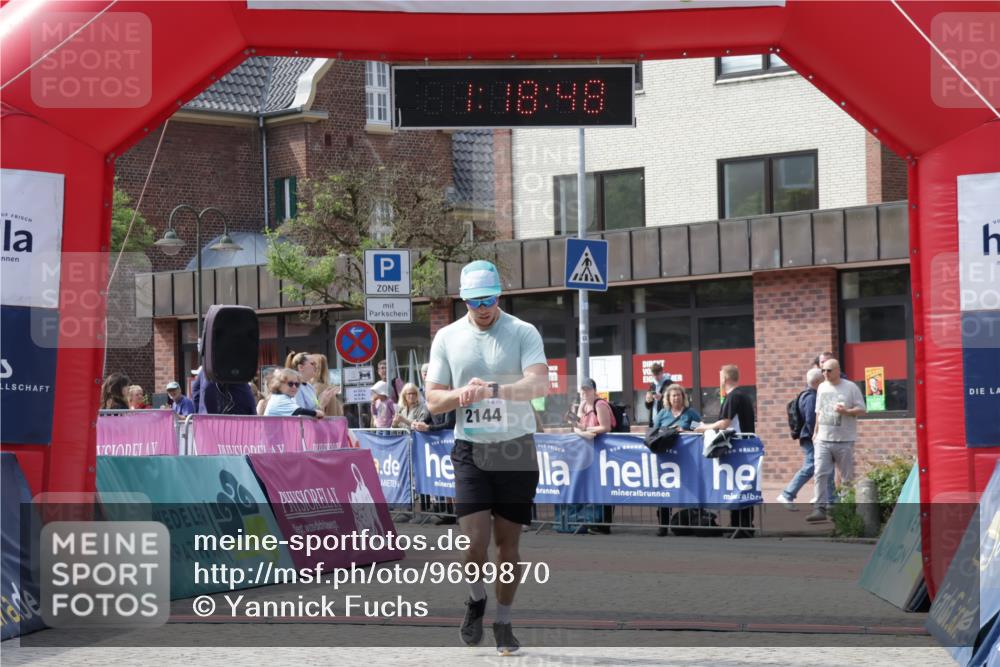 10.05.2026 - 8. Wedeler Halbmarathon Yannick Fuchs http://msf.ph/oto/9699870 10.05.2026 11:18:47 Ziel 2144 meine-sportfotos.de