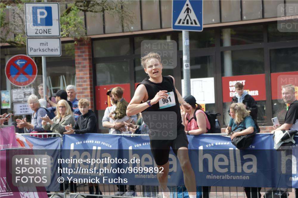 10.05.2026 - 8. Wedeler Halbmarathon Yannick Fuchs http://msf.ph/oto/9699892 10.05.2026 11:19:05 Ziel 961 meine-sportfotos.de