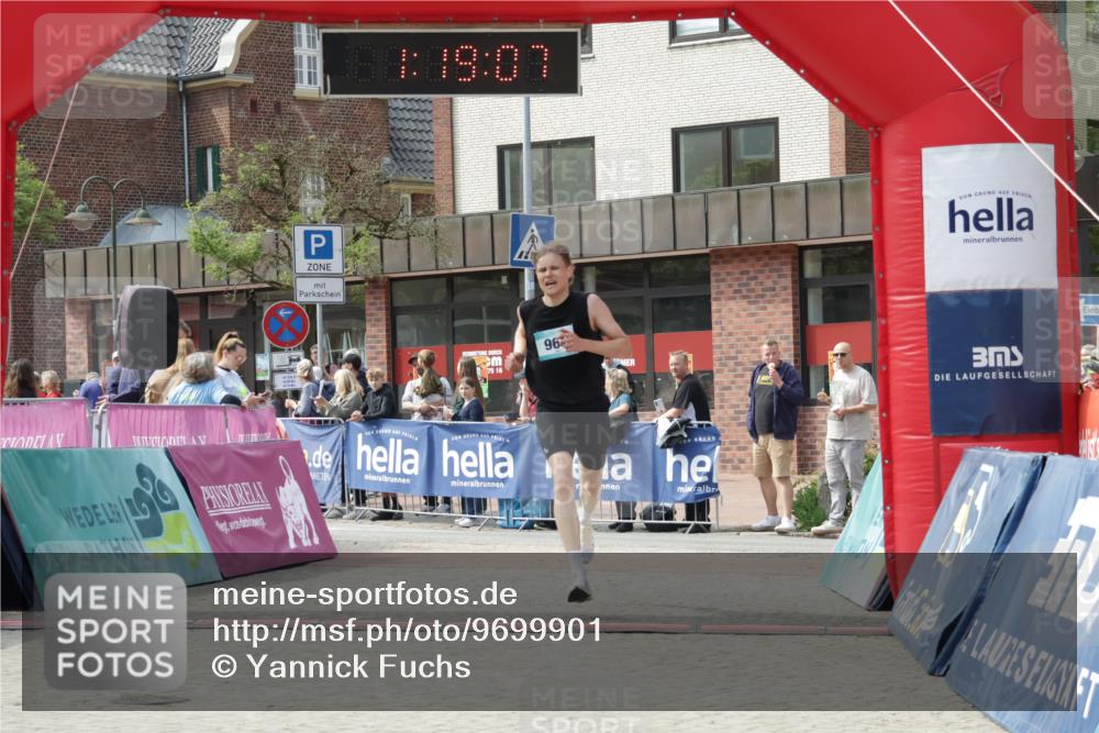 10.05.2026 - 8. Wedeler Halbmarathon Yannick Fuchs http://msf.ph/oto/9699901 10.05.2026 11:19:06 Ziel 961 meine-sportfotos.de