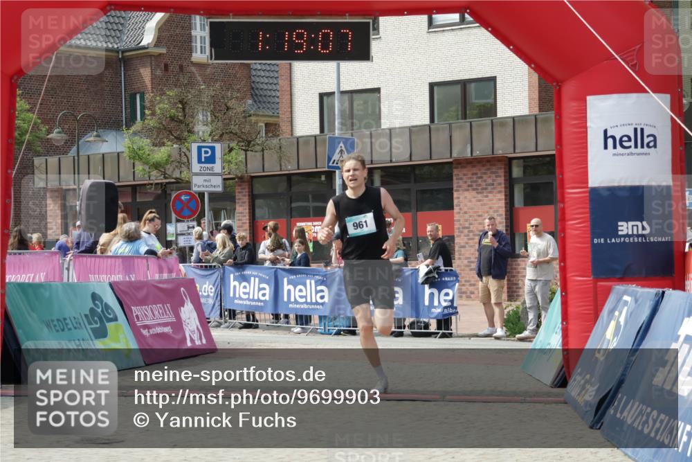 10.05.2026 - 8. Wedeler Halbmarathon Yannick Fuchs http://msf.ph/oto/9699903 10.05.2026 11:19:06 Ziel 961 meine-sportfotos.de