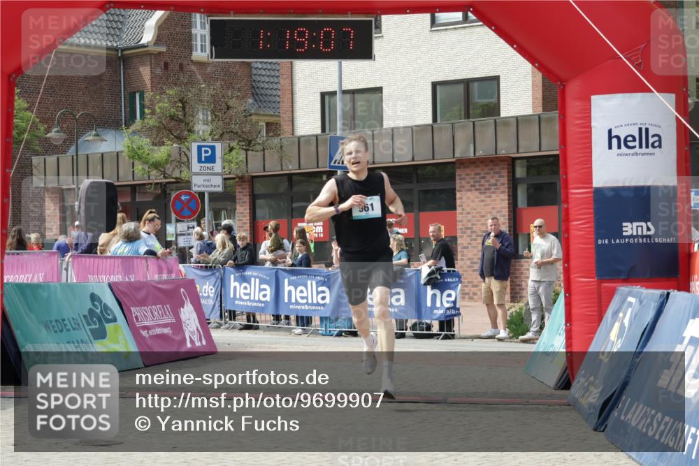 10.05.2026 - 8. Wedeler Halbmarathon Yannick Fuchs http://msf.ph/oto/9699907 10.05.2026 11:19:07 Ziel 961 meine-sportfotos.de