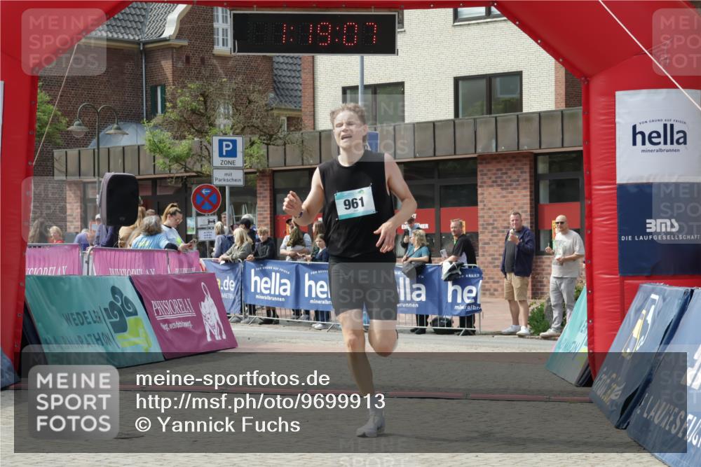 10.05.2026 - 8. Wedeler Halbmarathon Yannick Fuchs http://msf.ph/oto/9699913 10.05.2026 11:19:07 Ziel 961 meine-sportfotos.de