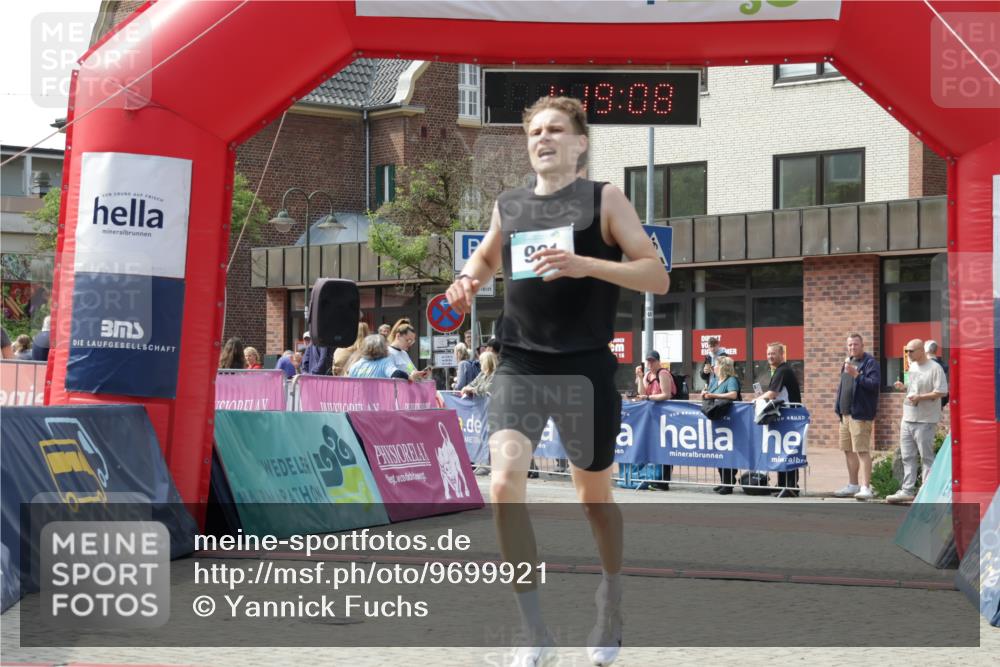 10.05.2026 - 8. Wedeler Halbmarathon Yannick Fuchs http://msf.ph/oto/9699921 10.05.2026 11:19:08 Ziel 961 meine-sportfotos.de