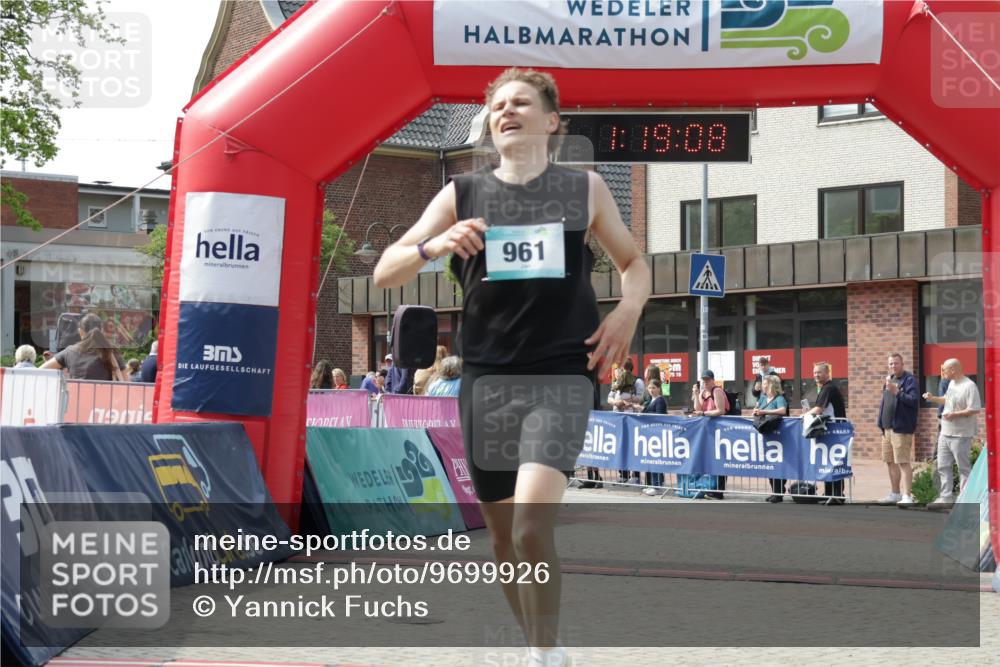 10.05.2026 - 8. Wedeler Halbmarathon Yannick Fuchs http://msf.ph/oto/9699926 10.05.2026 11:19:08 Ziel 961 meine-sportfotos.de