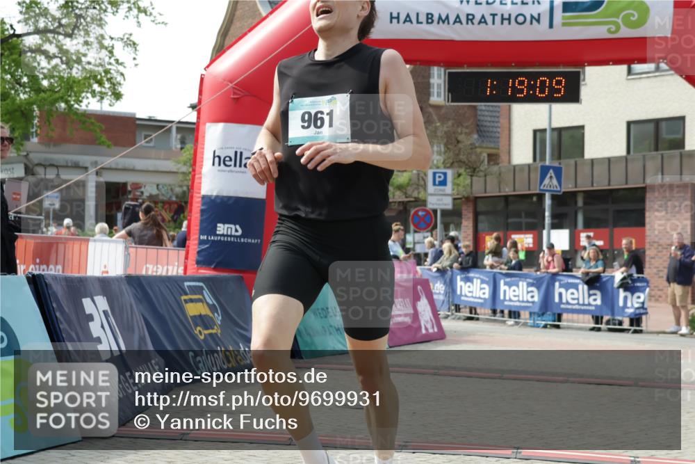 10.05.2026 - 8. Wedeler Halbmarathon Yannick Fuchs http://msf.ph/oto/9699931 10.05.2026 11:19:08 Ziel 961 meine-sportfotos.de
