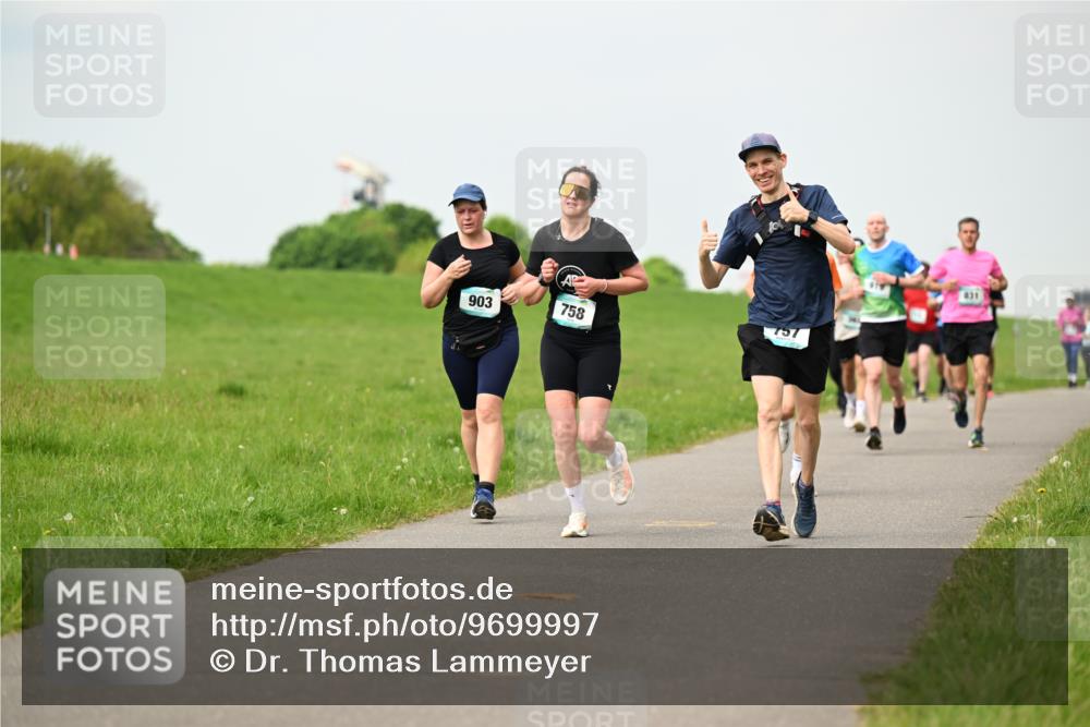 10.05.2026 - 8. Wedeler Halbmarathon Dr. Thomas Lammeyer http://msf.ph/oto/9699997 10.05.2026 11:38:49 Laufen 903, 758, 757 meine-sportfotos.de