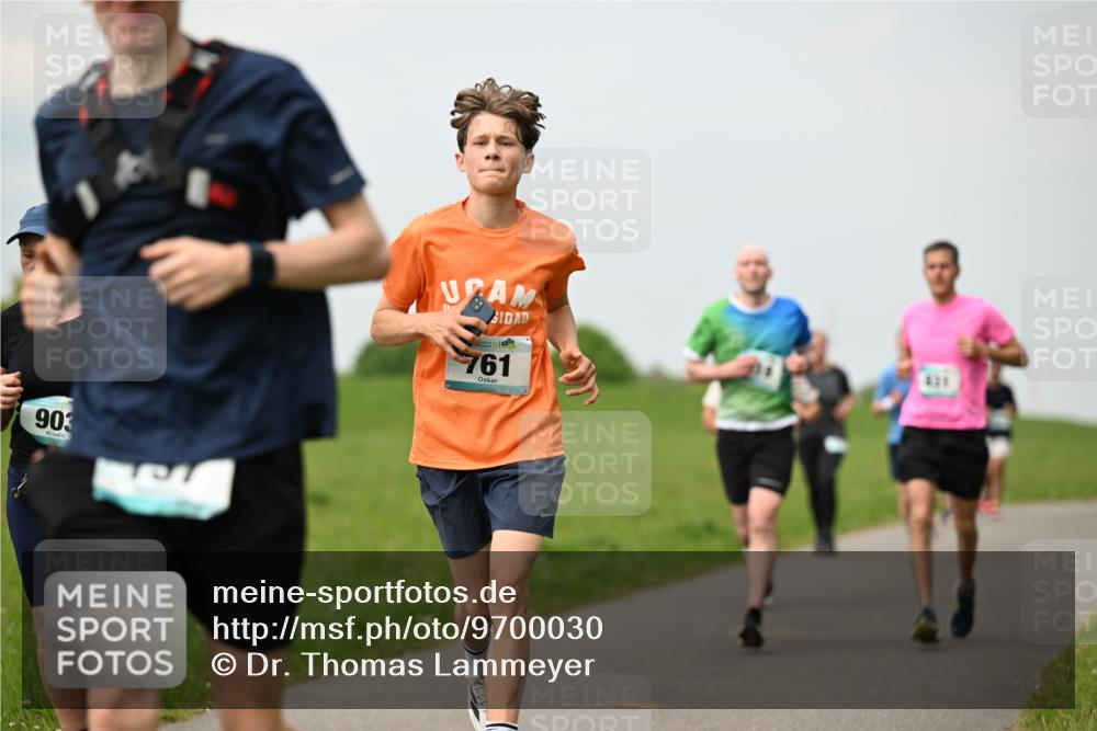 10.05.2026 - 8. Wedeler Halbmarathon Dr. Thomas Lammeyer http://msf.ph/oto/9700030 10.05.2026 11:38:54 Laufen 903, 757, 761 meine-sportfotos.de