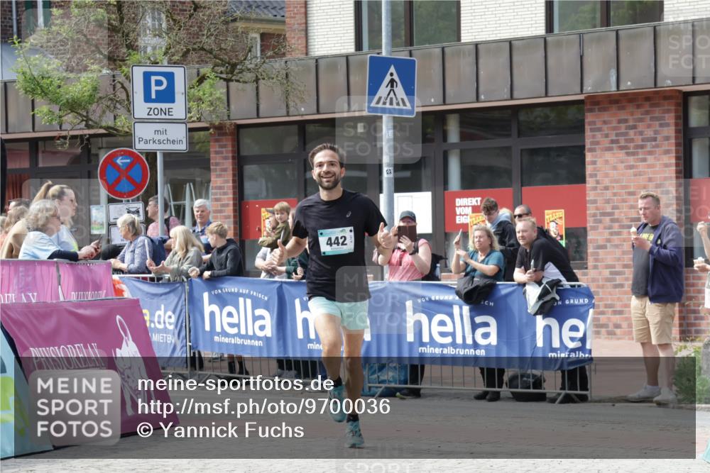 10.05.2026 - 8. Wedeler Halbmarathon Yannick Fuchs http://msf.ph/oto/9700036 10.05.2026 11:19:47 Ziel 279, 442, 2025 meine-sportfotos.de
