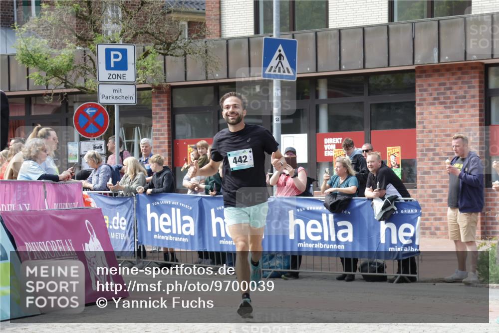 10.05.2026 - 8. Wedeler Halbmarathon Yannick Fuchs http://msf.ph/oto/9700039 10.05.2026 11:19:47 Ziel 279, 442, 2025 meine-sportfotos.de