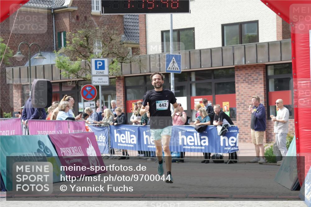 10.05.2026 - 8. Wedeler Halbmarathon Yannick Fuchs http://msf.ph/oto/9700044 10.05.2026 11:19:47 Ziel 279, 442, 2025 meine-sportfotos.de
