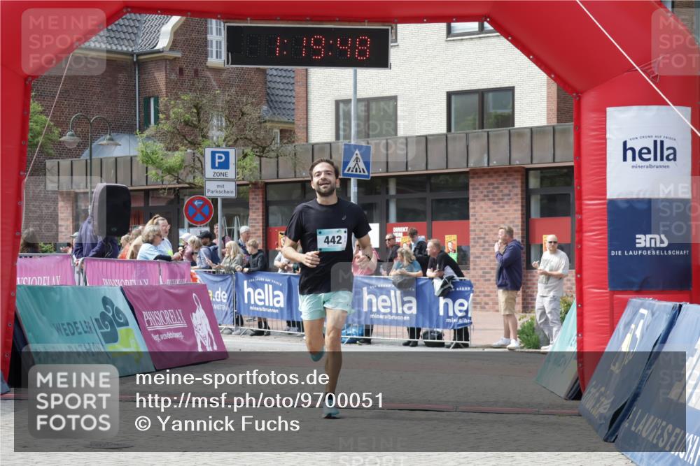 10.05.2026 - 8. Wedeler Halbmarathon Yannick Fuchs http://msf.ph/oto/9700051 10.05.2026 11:19:48 Ziel 279, 442, 2025 meine-sportfotos.de