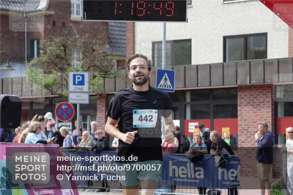 10.05.2026 - 8. Wedeler Halbmarathon Yannick Fuchs http://msf.ph/oto/9700057 10.05.2026 11:19:49 Ziel 279, 442, 619, 2025 meine-sportfotos.de