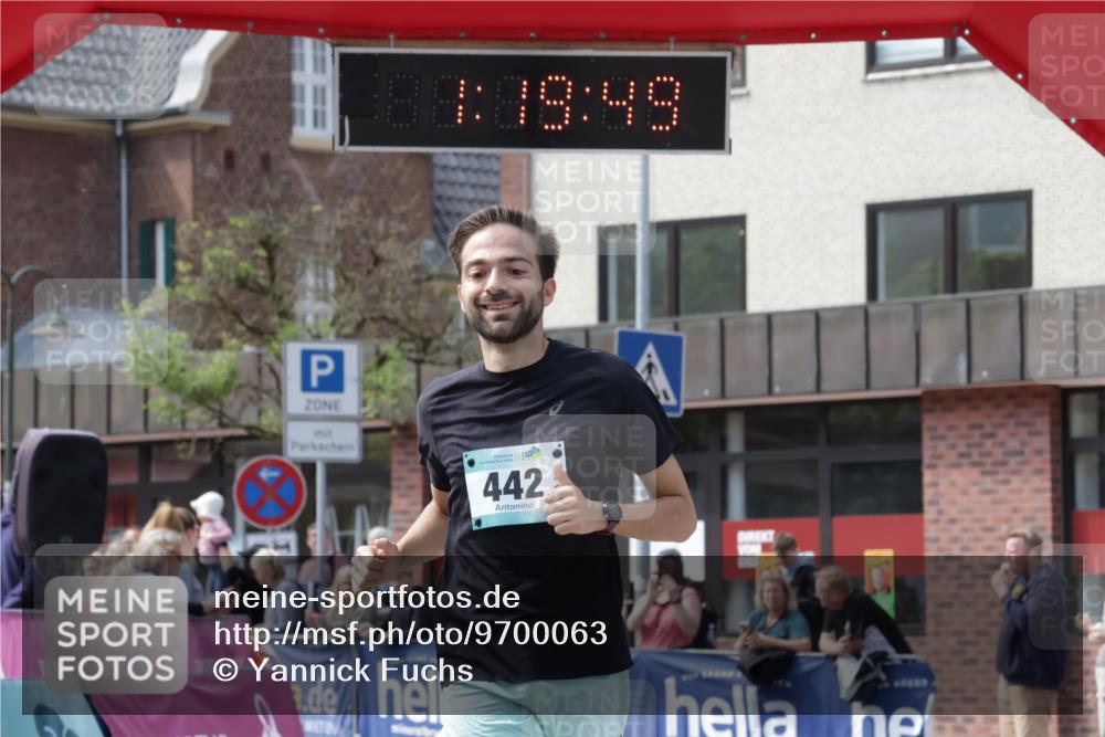 10.05.2026 - 8. Wedeler Halbmarathon Yannick Fuchs http://msf.ph/oto/9700063 10.05.2026 11:19:49 Ziel 279, 442, 619, 2025 meine-sportfotos.de