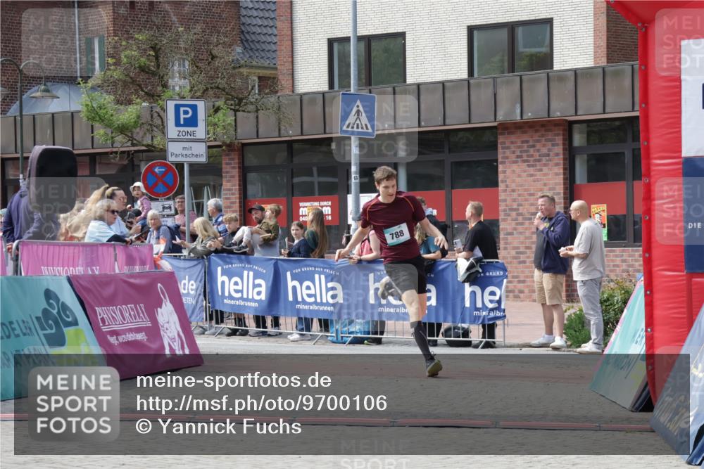 10.05.2026 - 8. Wedeler Halbmarathon Yannick Fuchs http://msf.ph/oto/9700106 10.05.2026 11:20:30 Ziel 788 meine-sportfotos.de