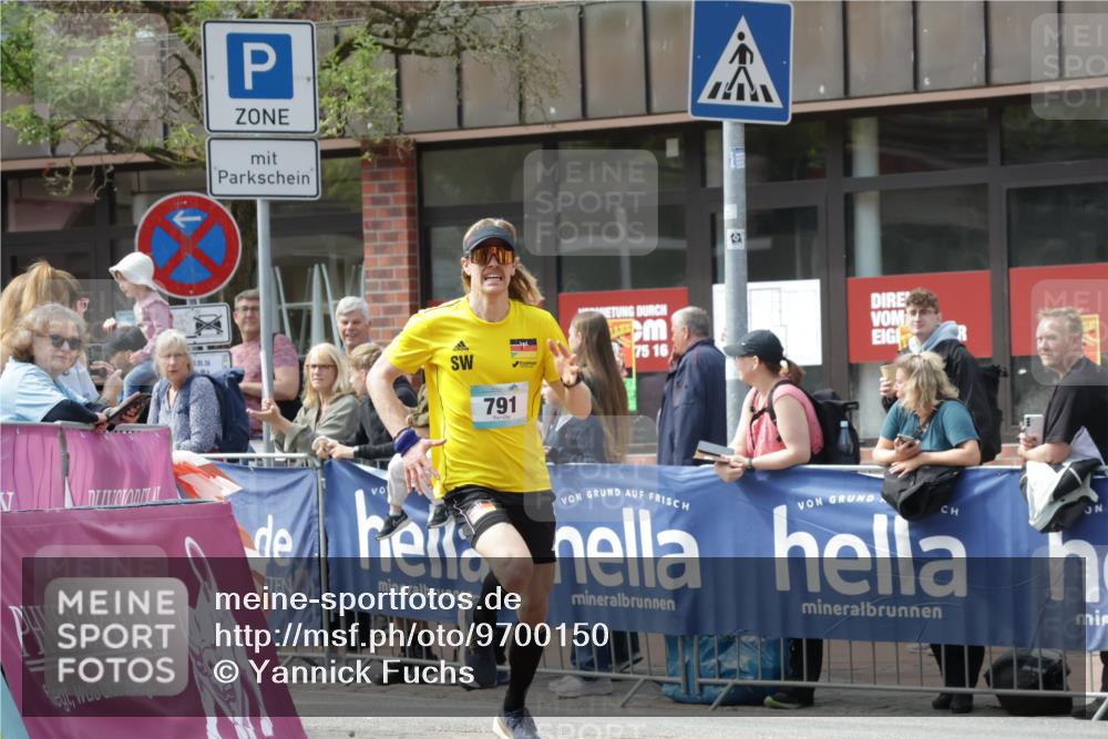 10.05.2026 - 8. Wedeler Halbmarathon Yannick Fuchs http://msf.ph/oto/9700150 10.05.2026 11:20:37 Ziel 788, 791 meine-sportfotos.de