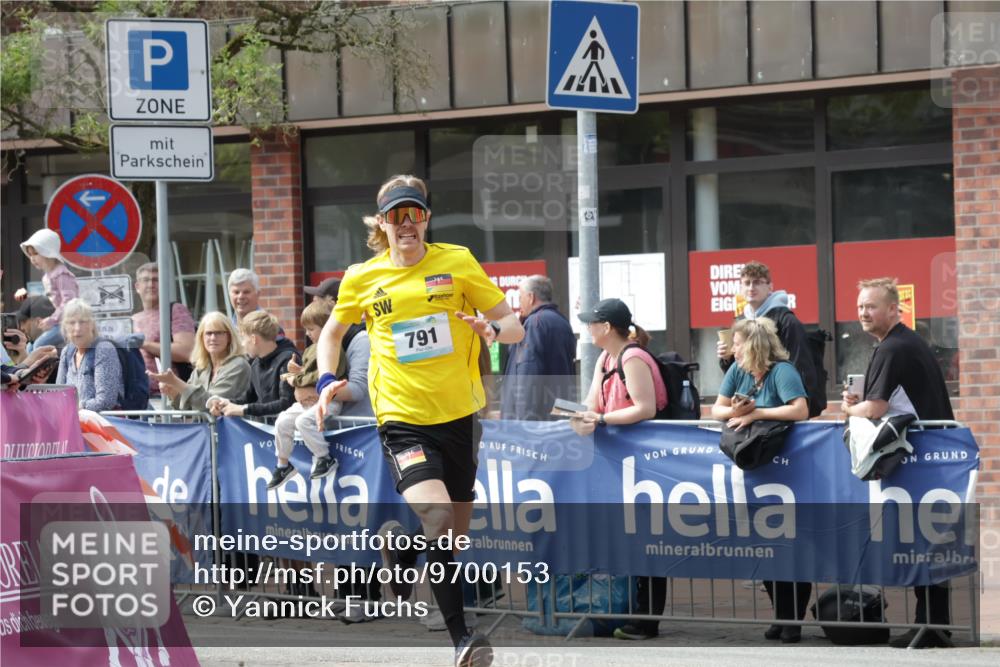 10.05.2026 - 8. Wedeler Halbmarathon Yannick Fuchs http://msf.ph/oto/9700153 10.05.2026 11:20:37 Ziel 788, 791 meine-sportfotos.de