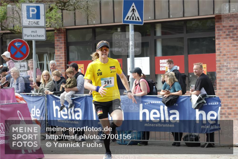 10.05.2026 - 8. Wedeler Halbmarathon Yannick Fuchs http://msf.ph/oto/9700156 10.05.2026 11:20:37 Ziel 788, 791 meine-sportfotos.de
